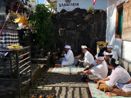 Persembahyangan Rahina Saraswati di Kantor Perbekel Gitgit